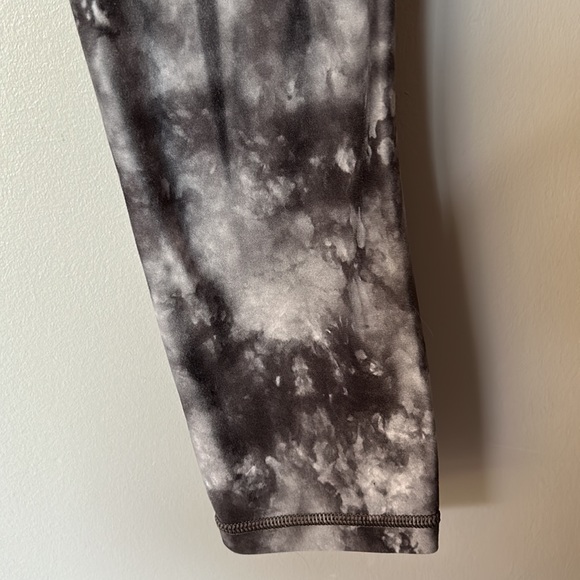 Athleta Salutation Capri Women’s Grey Athletic Leggings - Picture 3 of 7